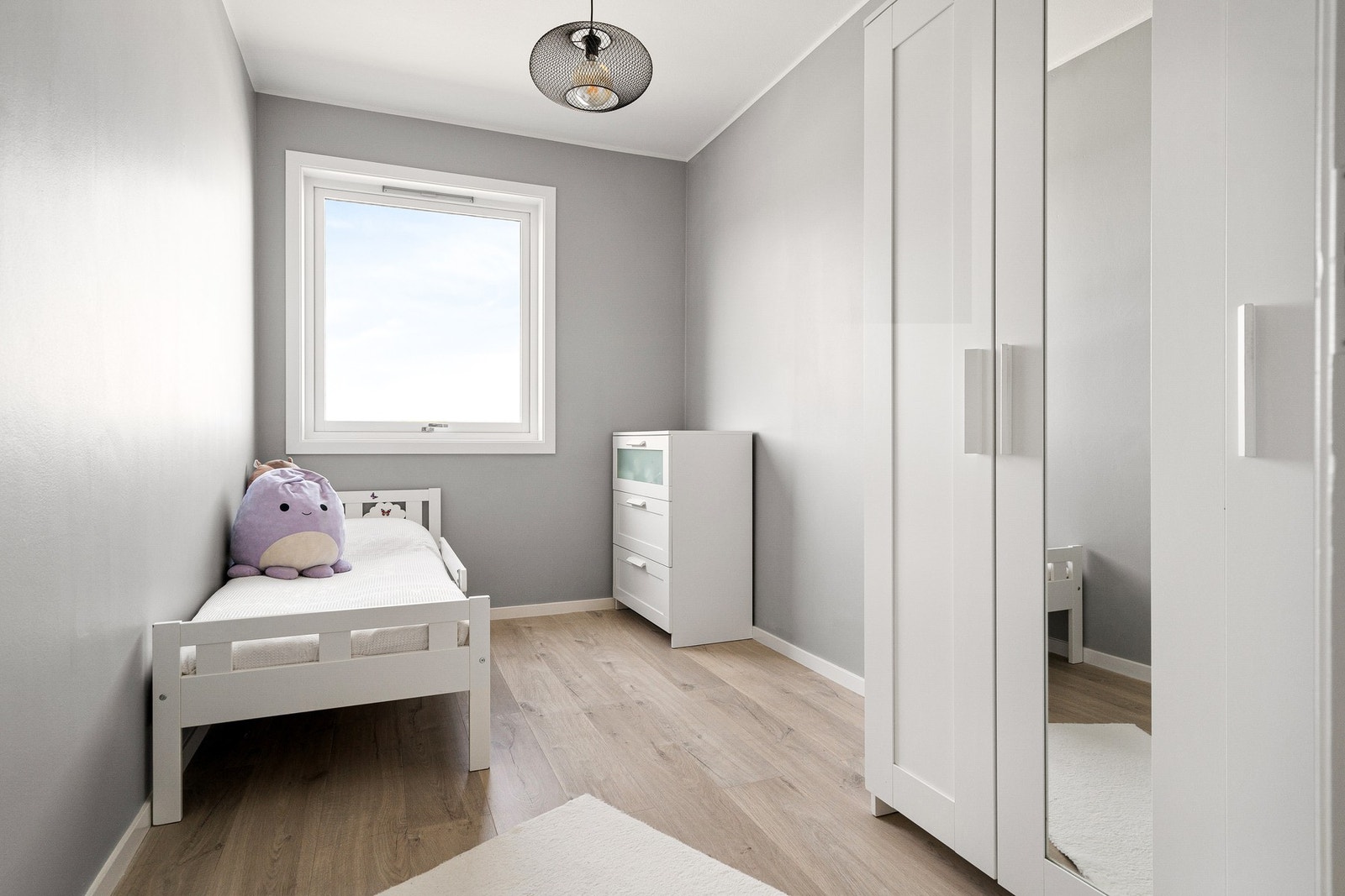 Soverom på 7 m² med malte slette vegger og medfølgende garderobeskap. Galleribilde