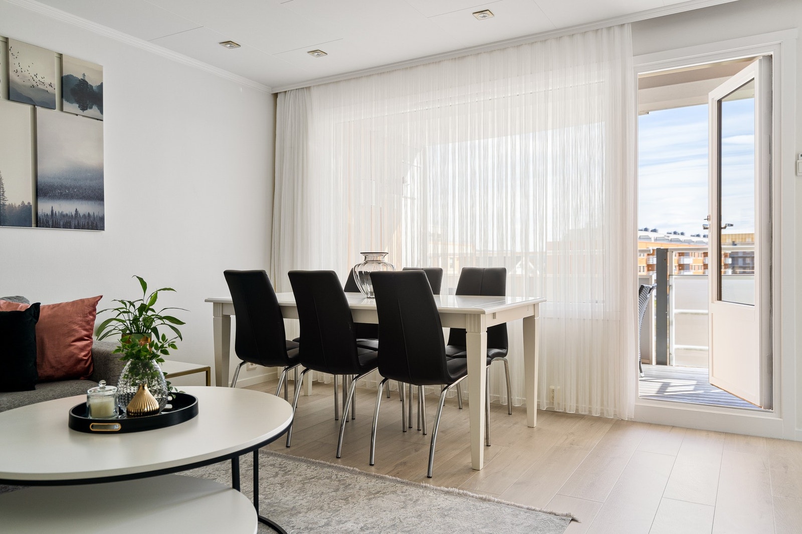 Store vindusflater fyller leiligheten med naturlig lys. Galleribilde