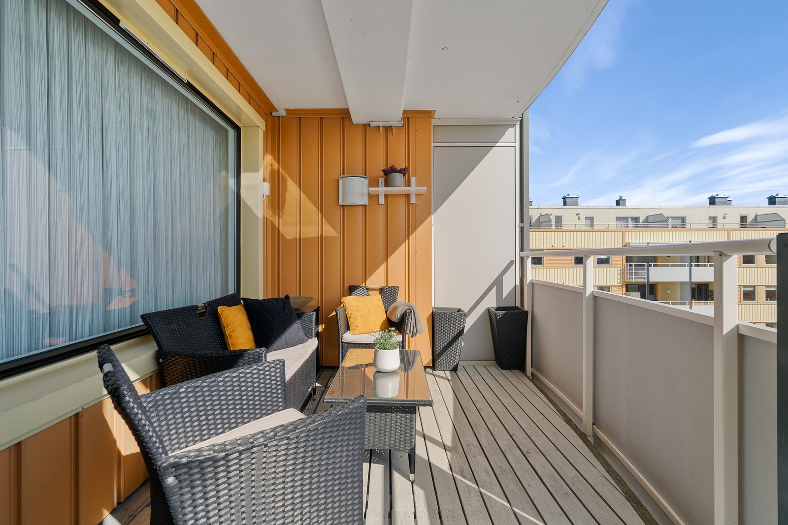 Sydvendt balkong på 8 m² med gode solforhold. Galleribilde