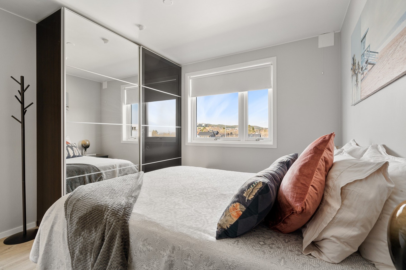 Hovedsoverom på 11 m² med stor skyvedørsgarderobe. Galleribilde