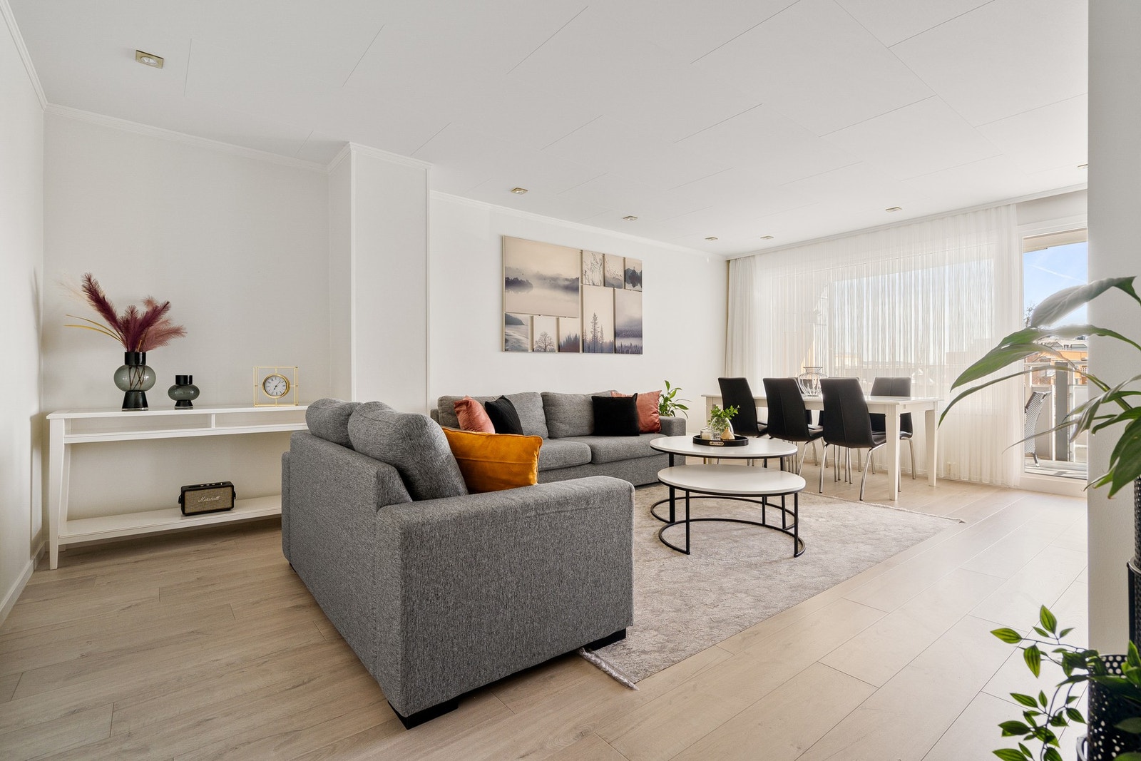 Romslig stue på 25 m² med gode møbleringsmuligheter. Galleribilde