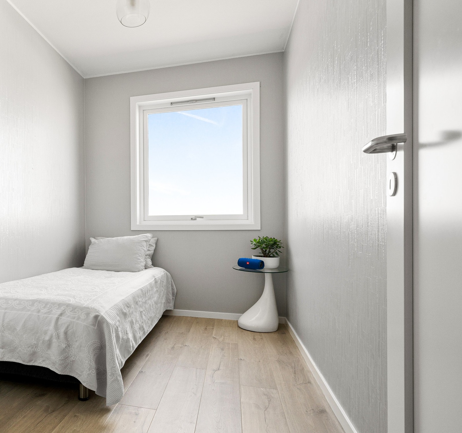 Soverom på 6.5 m² med en behagelig tapet på veggene. Galleribilde