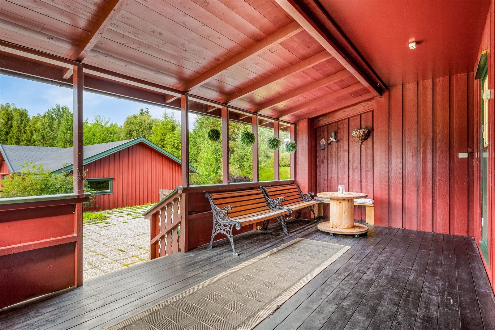 Stor terrasse med utgang fra stua. Galleribilde