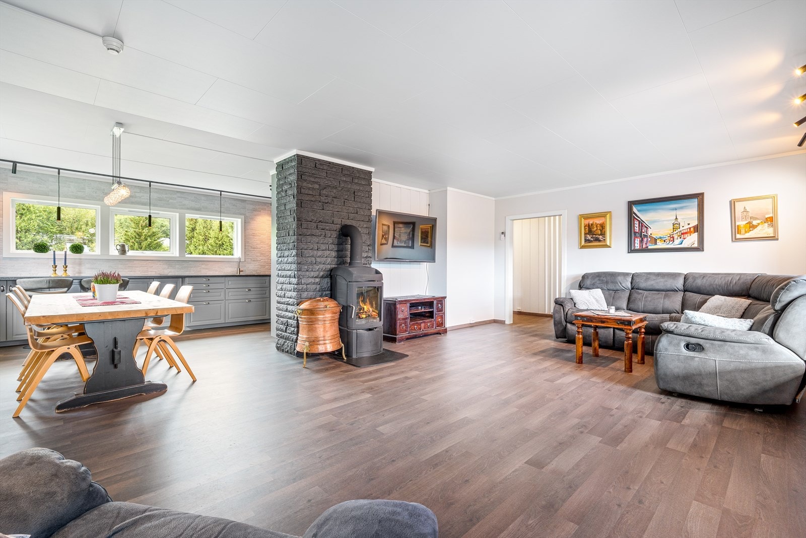 Pen og romslig stue i 1. etasje. Galleribilde