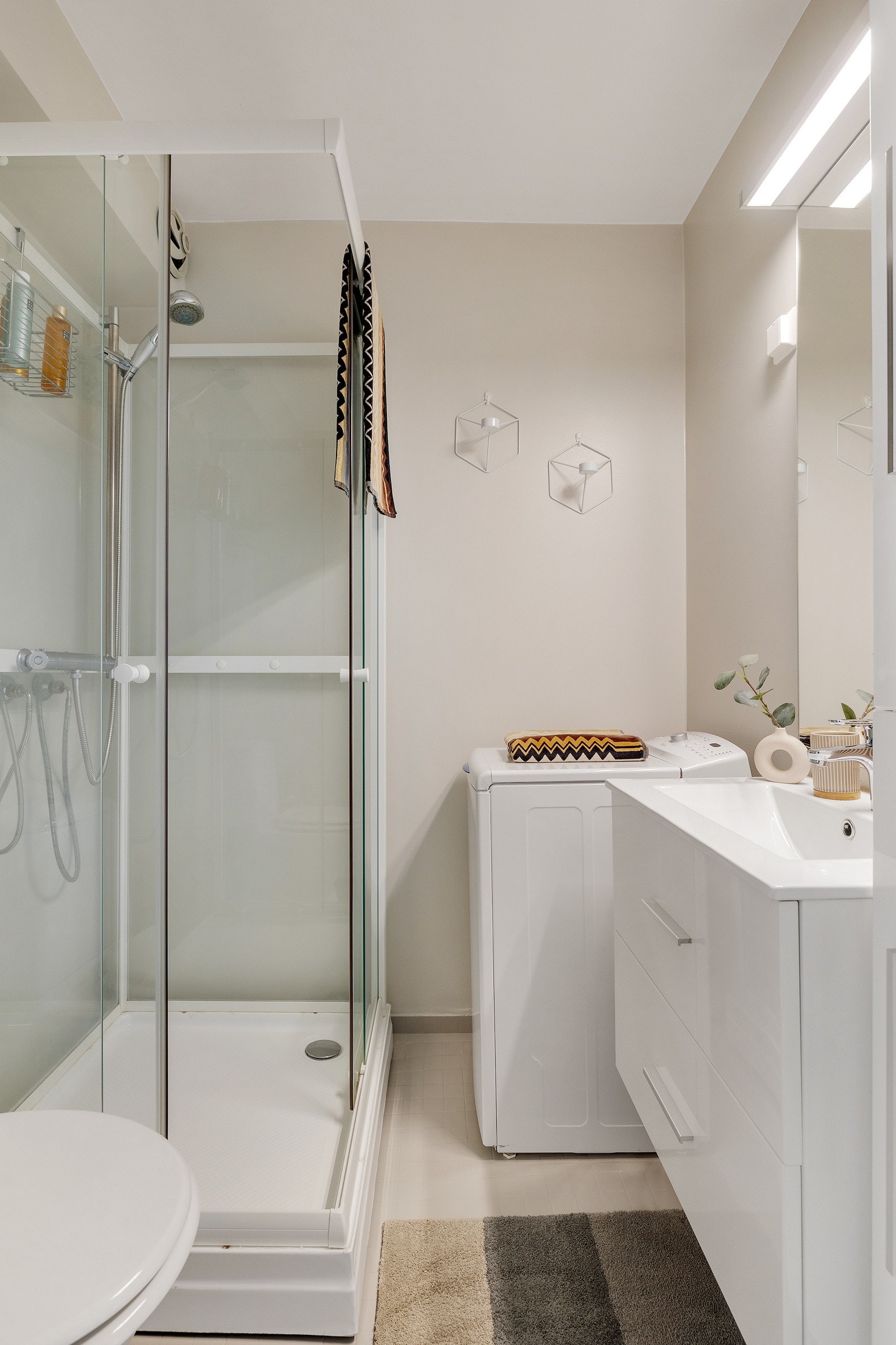 Baderom med flislagt gulv, malte flater på vegger og i tak. Galleribilde