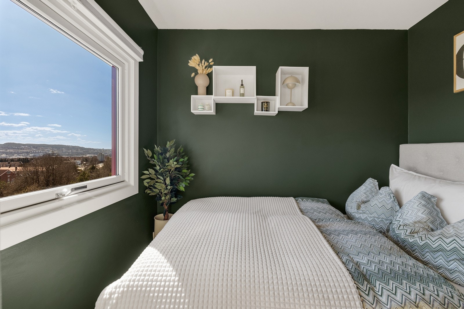 De store vinduene sørger for godt med dagslys. Galleribilde