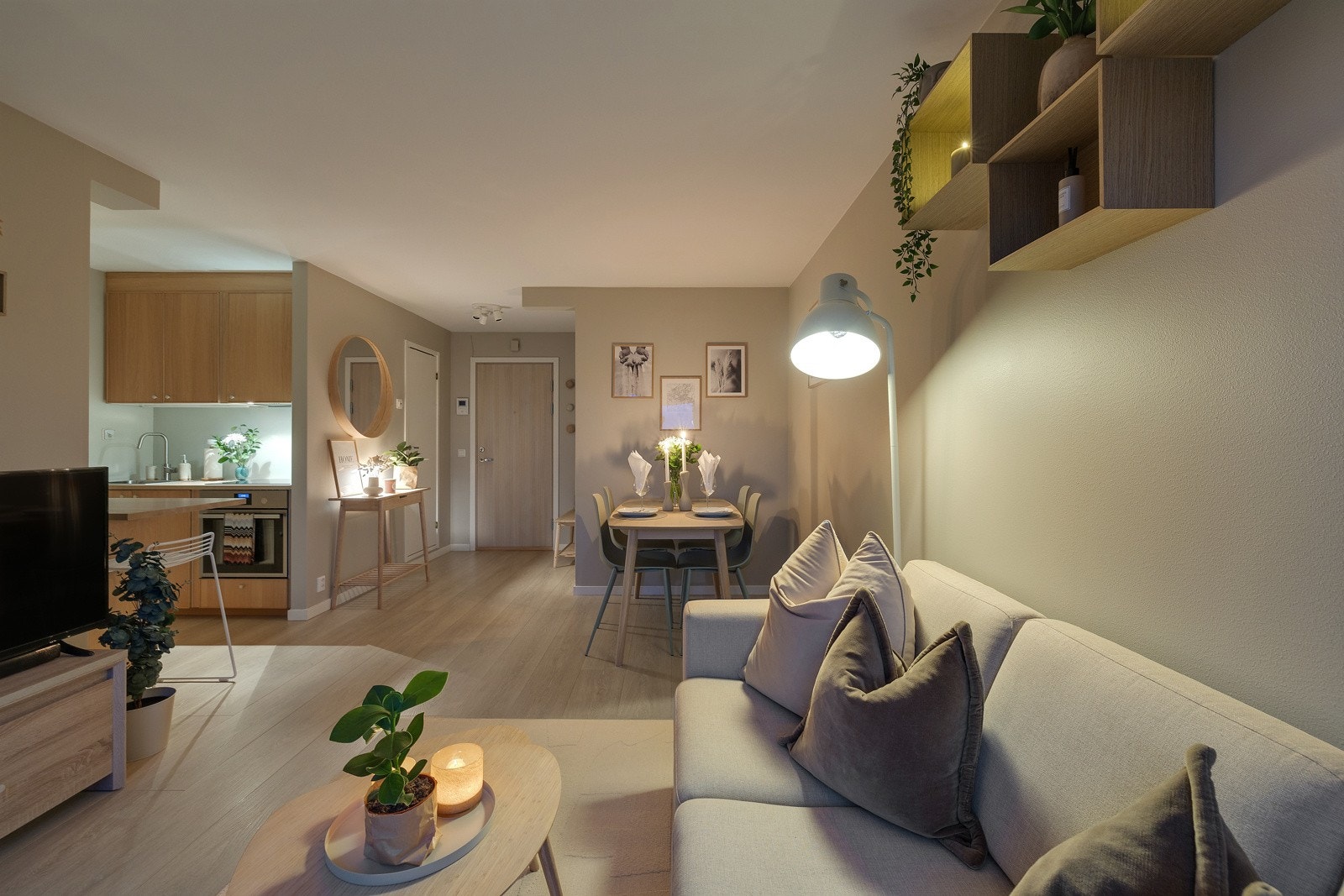 Stuen og kjøkkenet utgjør til sammen et fantastisk allrom, og er preget av en ren, nordisk stil. Galleribilde