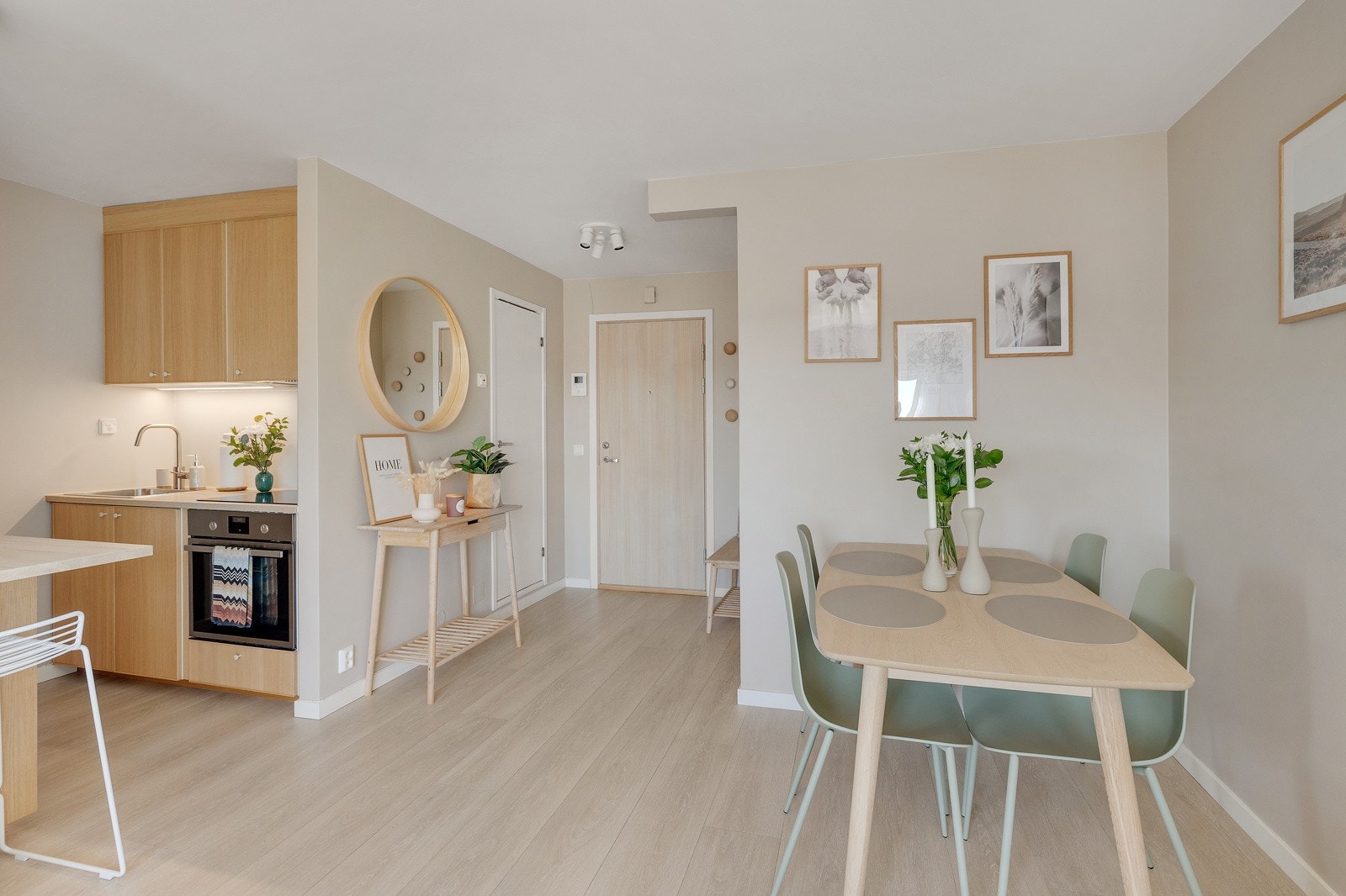 Rommet oppleves meget sosialt med god plass til både spiseplass og sofagruppe. Galleribilde