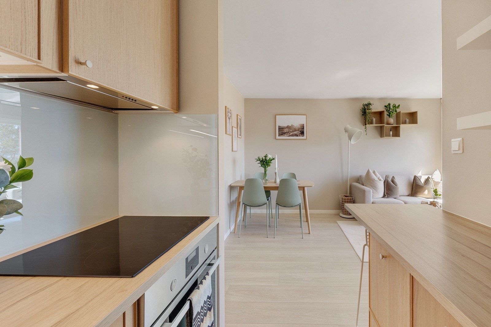 Overflatene er malt i en tidløs fargepalett, og med kjøkkeninnredning i samme fargetone, smelter rommene sømløst sammen. Galleribilde