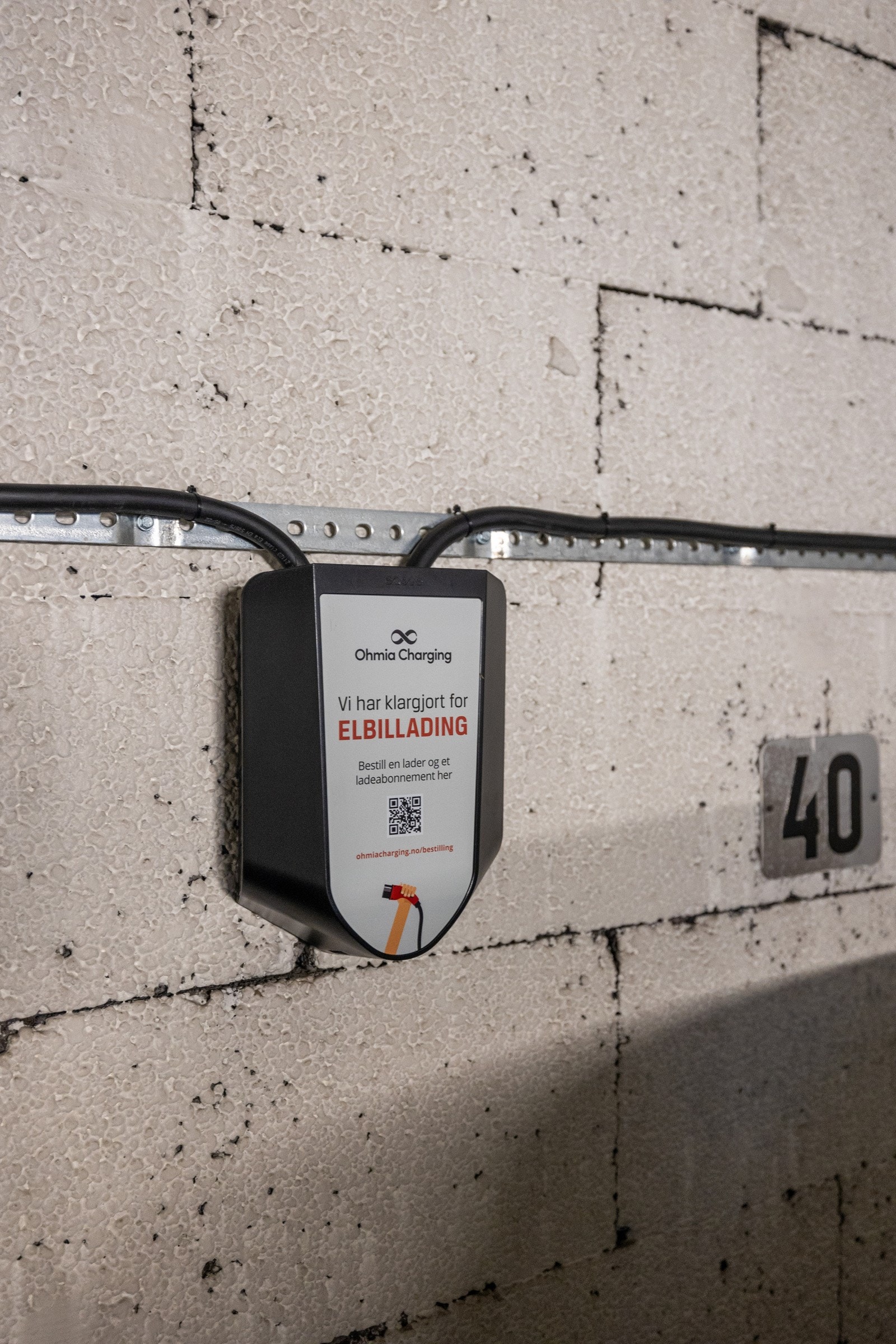 Det er opplegg for lading på plassen. Abonnement og egen ladekabel må ordnes selv. Galleribilde