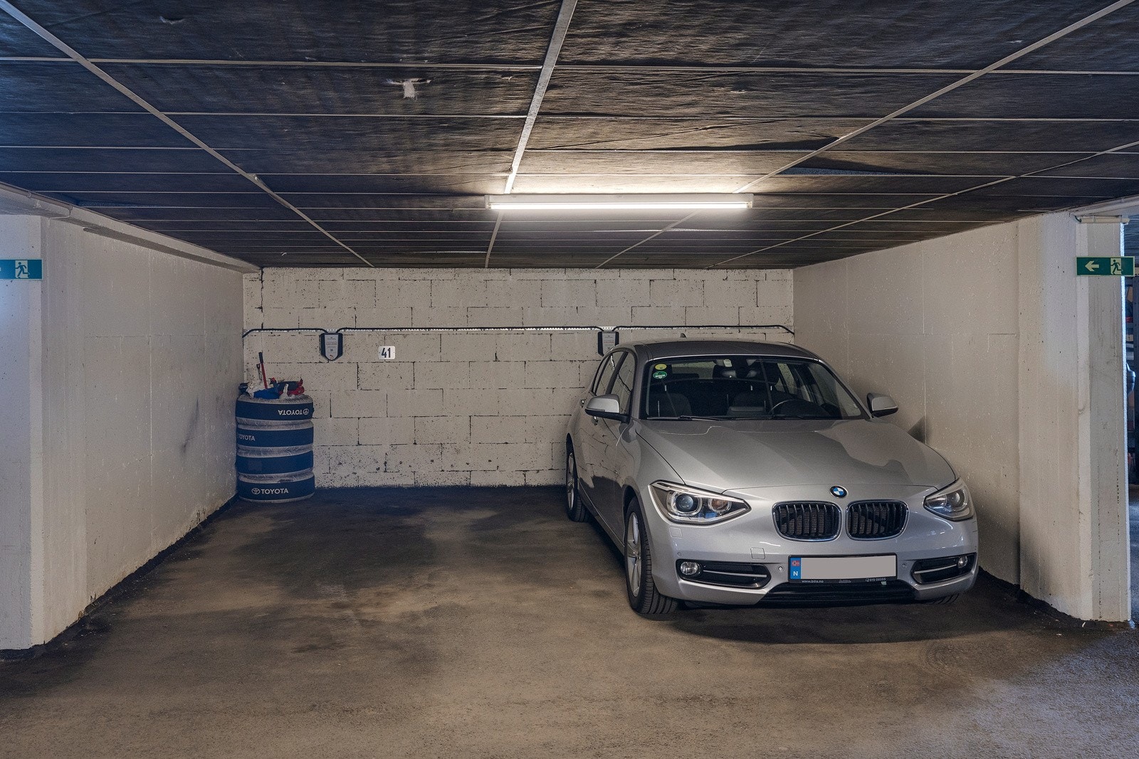 Det medfølger en parkeringsplass med leiligheten. Galleribilde