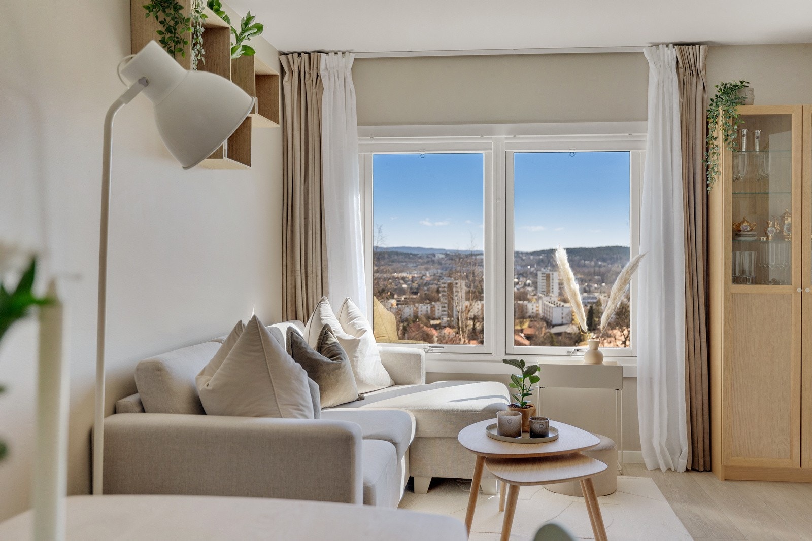 Bygget er beliggende på et høydedrag og det er flott utsikt fra vinduene. Galleribilde