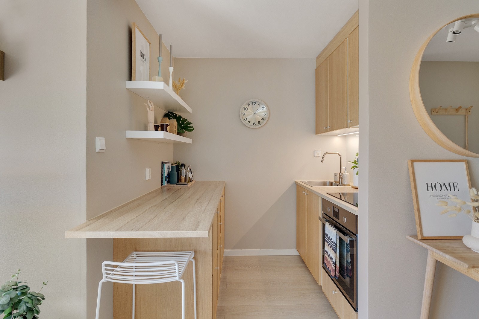 Moderne kjøkkeninnredning med glatte fronter og laminat benkeplate. Galleribilde