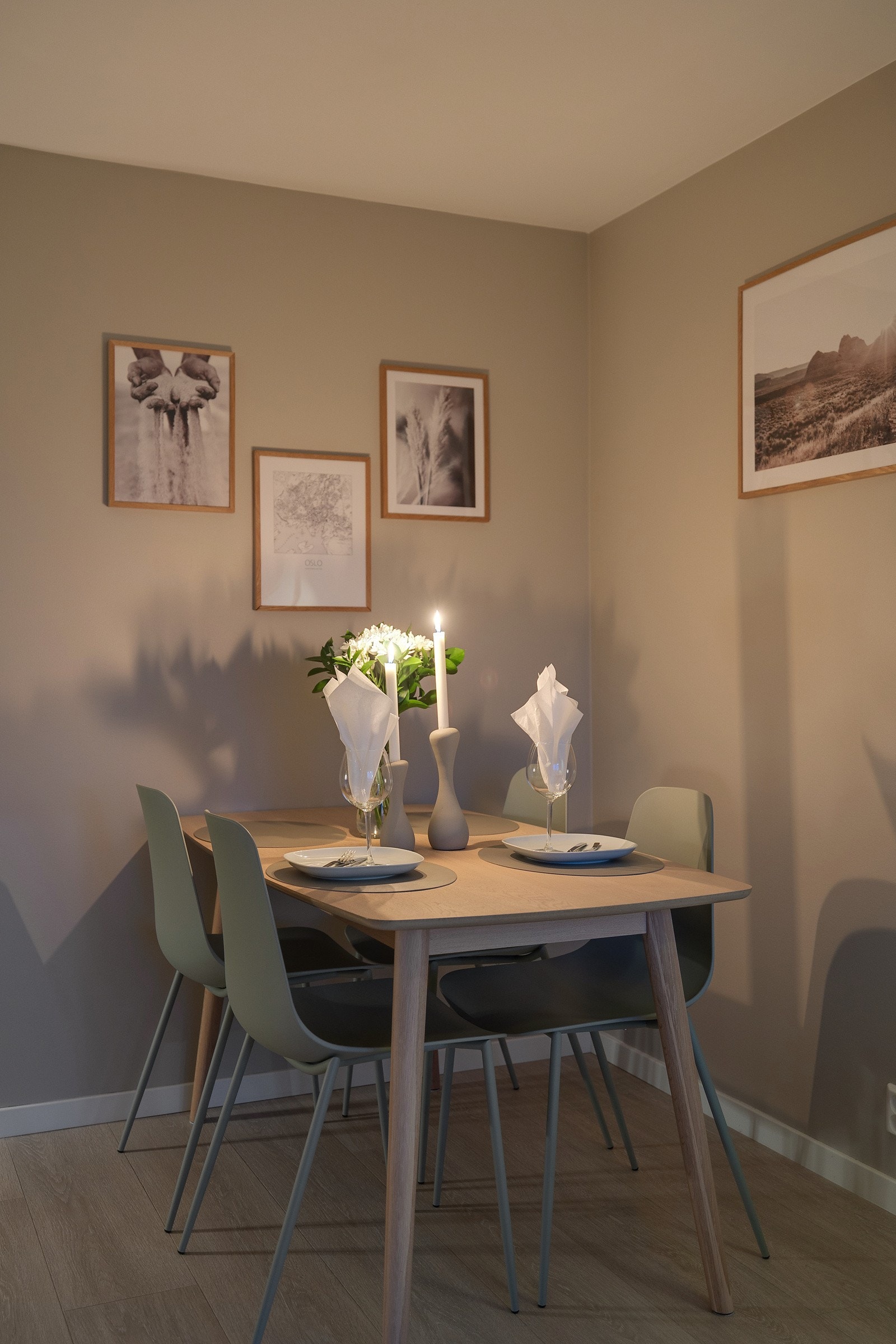 Gulvet er lagt med en flott 1-stavs laminatgulv. Galleribilde