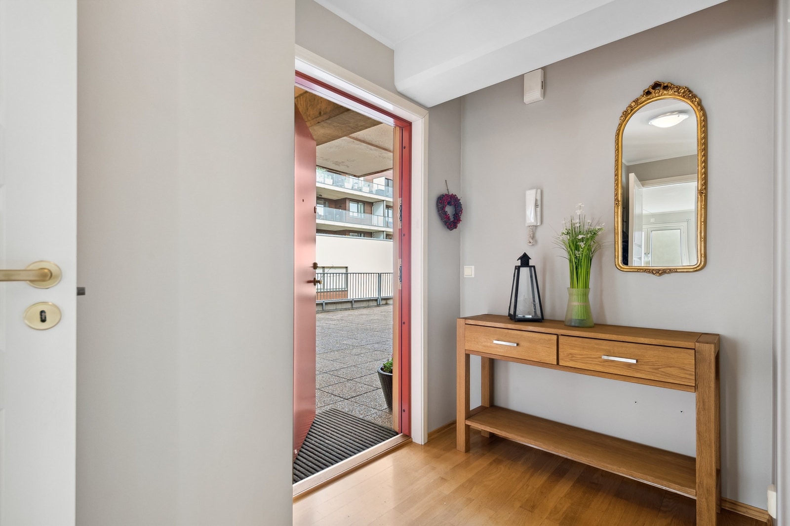 Hyggelig, pent innredet entré. Galleribilde