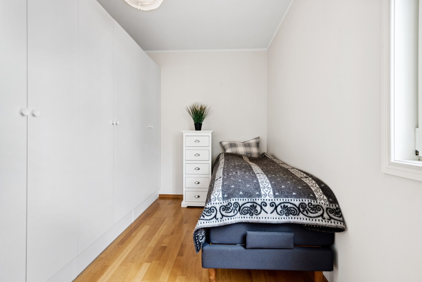 Soverom nr 3, med ekstra mye skapplass! Galleribilde