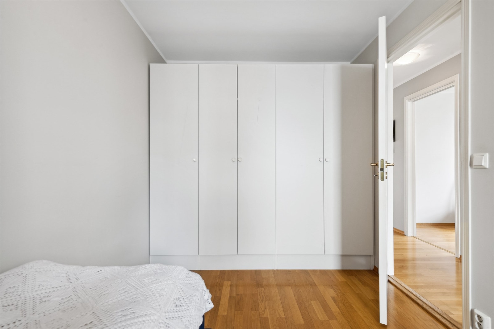 Soverom nr 1 har et godt og romslig garderobeskap. Galleribilde