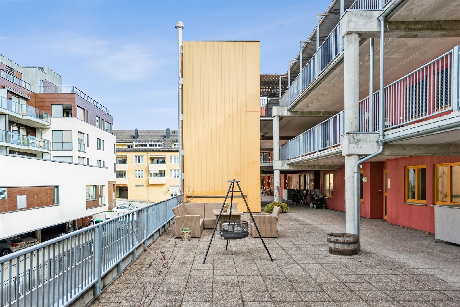 Felles terrasse og svalgang ved inngangspartiet. Galleribilde