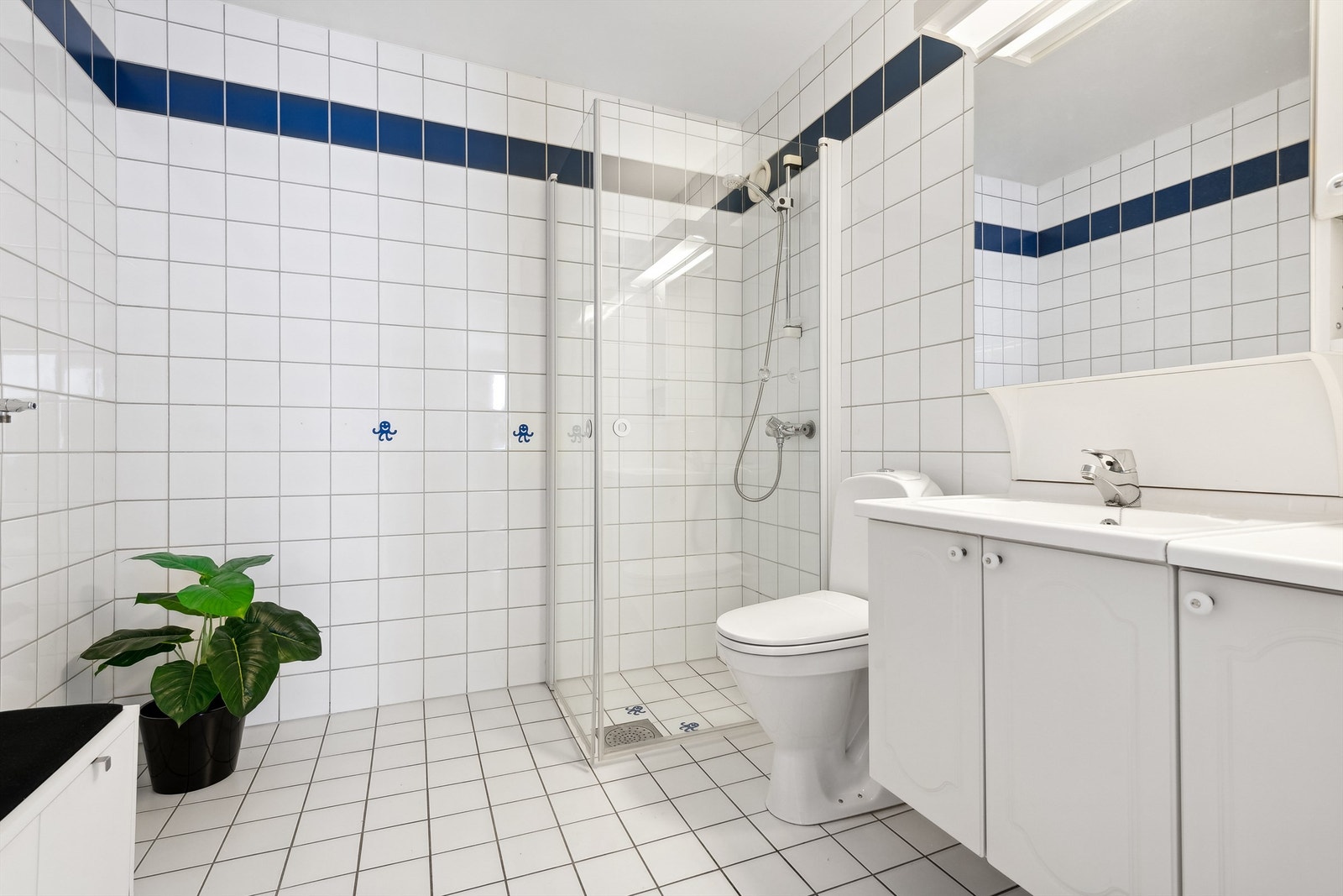 Badet er som fra byggeåret, med flislagt gulv med varme og flislagte vegger. Galleribilde
