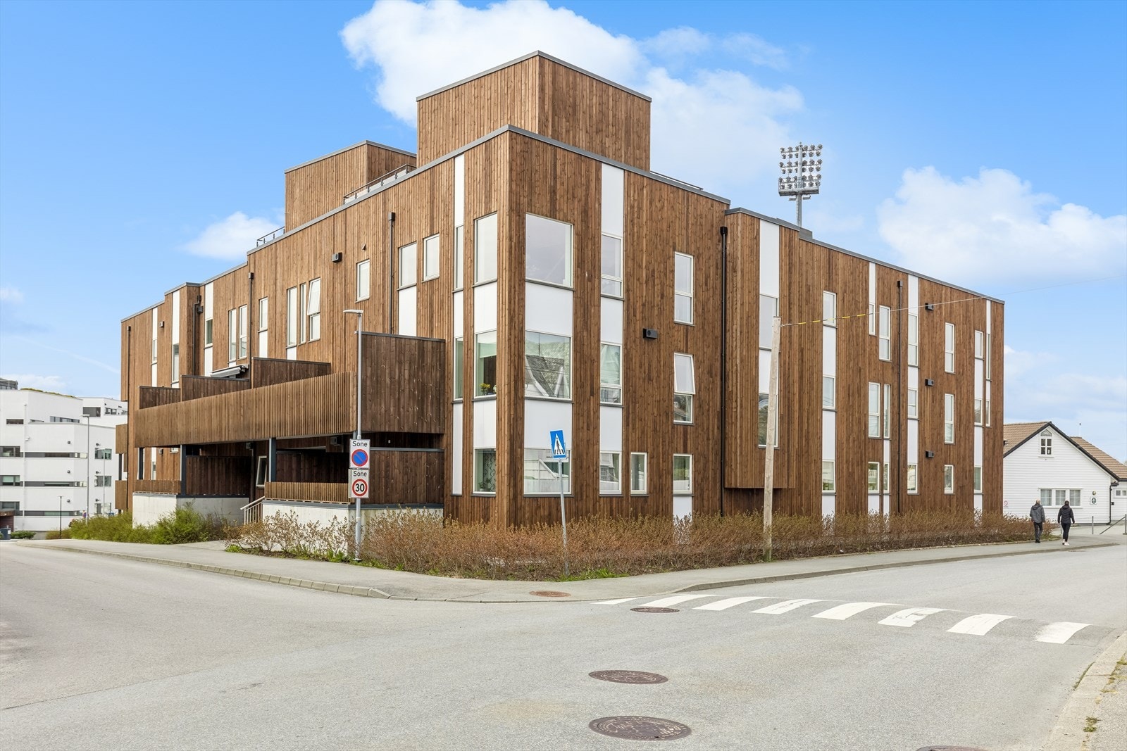 Bygget er oppført med tidsriktig kledning og store gode vinduer! Galleribilde