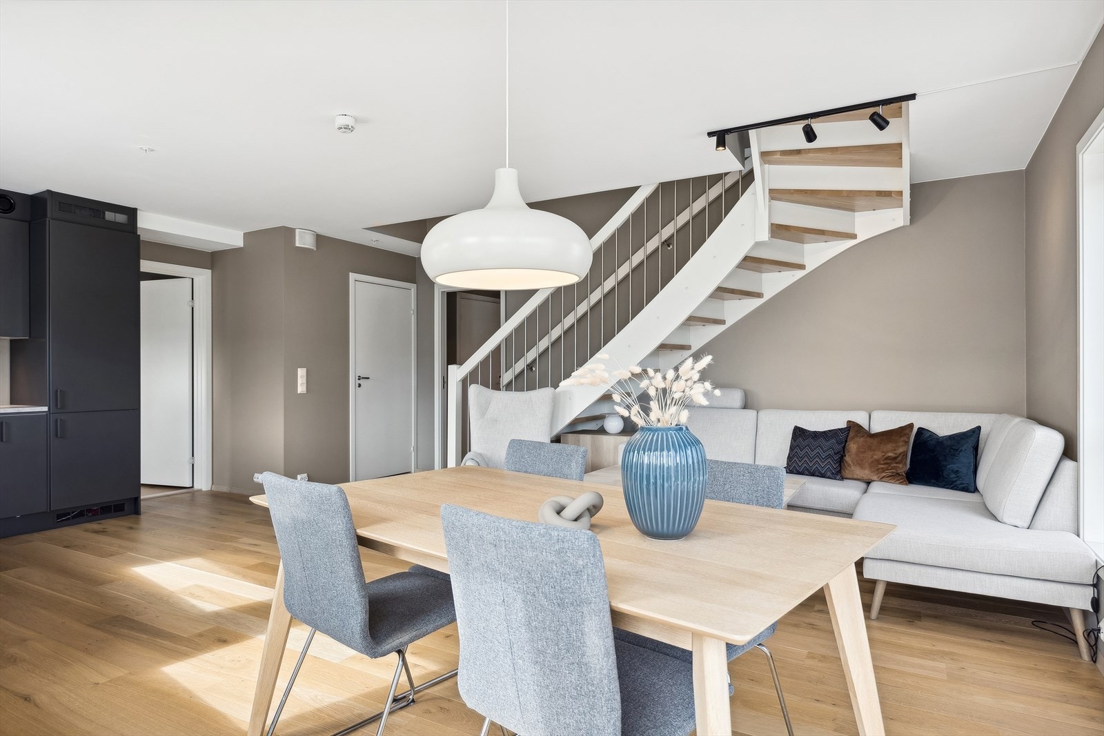 Stuen har gode møbleringsmuligheter med god plass til spiseområde samt oppholdssone Galleribilde