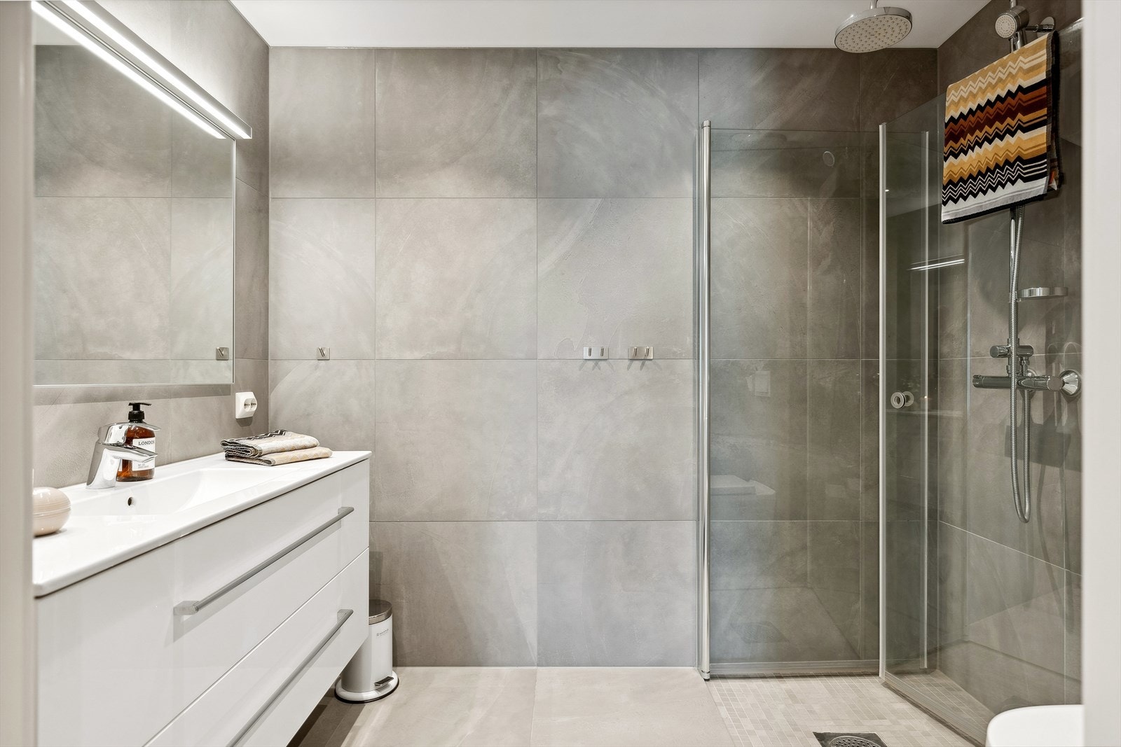 Badet er oppført med store gode fliser på hhv vegg og gulv. Det er installert deilig gulvvarme Galleribilde