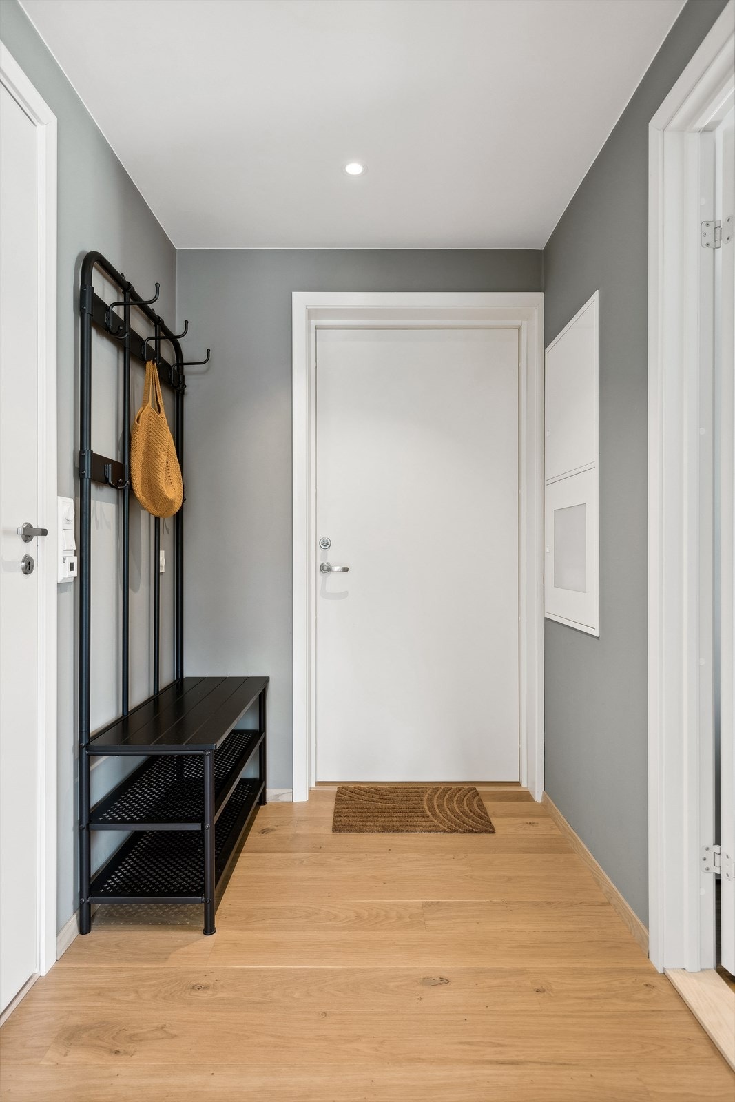 Velkommen inn!
Her er det er god plass til å henge fra seg ytterklærne Galleribilde
