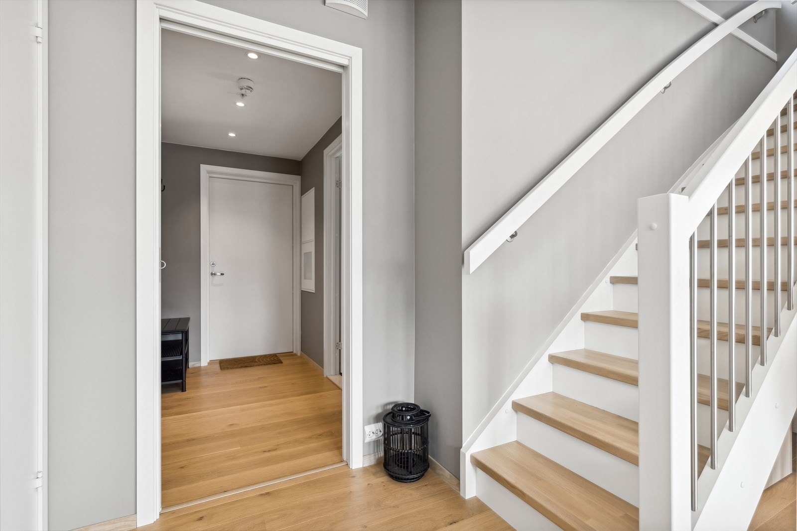 Trappen opp er praktisk plassert i stuen! Galleribilde