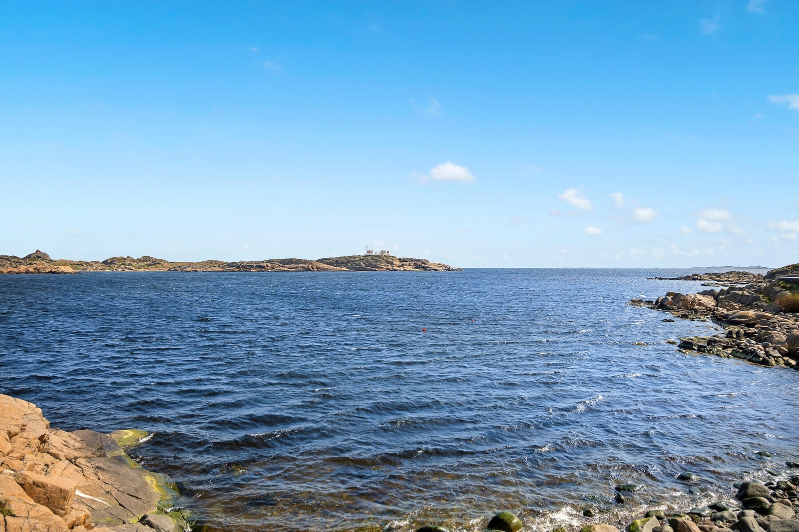 Kun få skritt fra hytta kan man ta et forfriskende bad i sjøen eller ta en tur langs kyststien Galleribilde