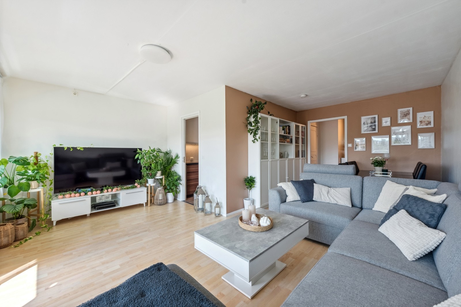 Stuen er holdt i varme farger. Galleribilde