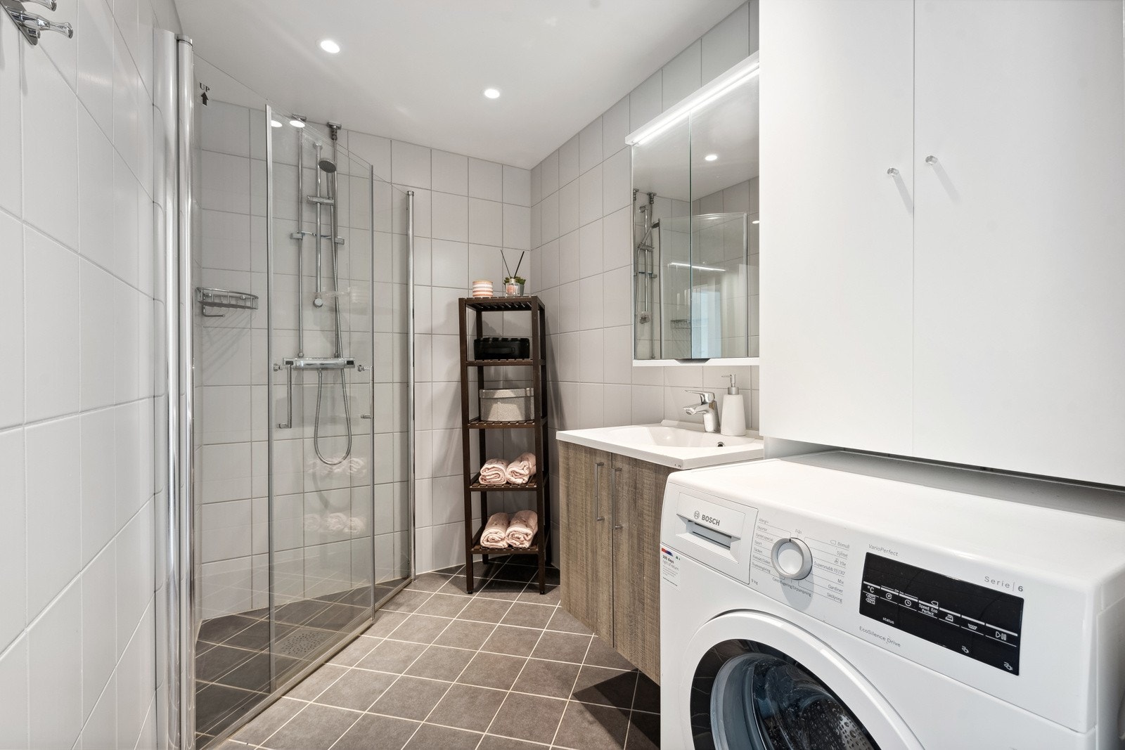 Bad fra 2019. Rehabilitert i regi av brl. Godt valg av fliser, varmekabler, downlights. Moderne servant med innredning, dusj med dusjvegger. Opplegg for vaskemaskin og tørketrommel. Galleribilde