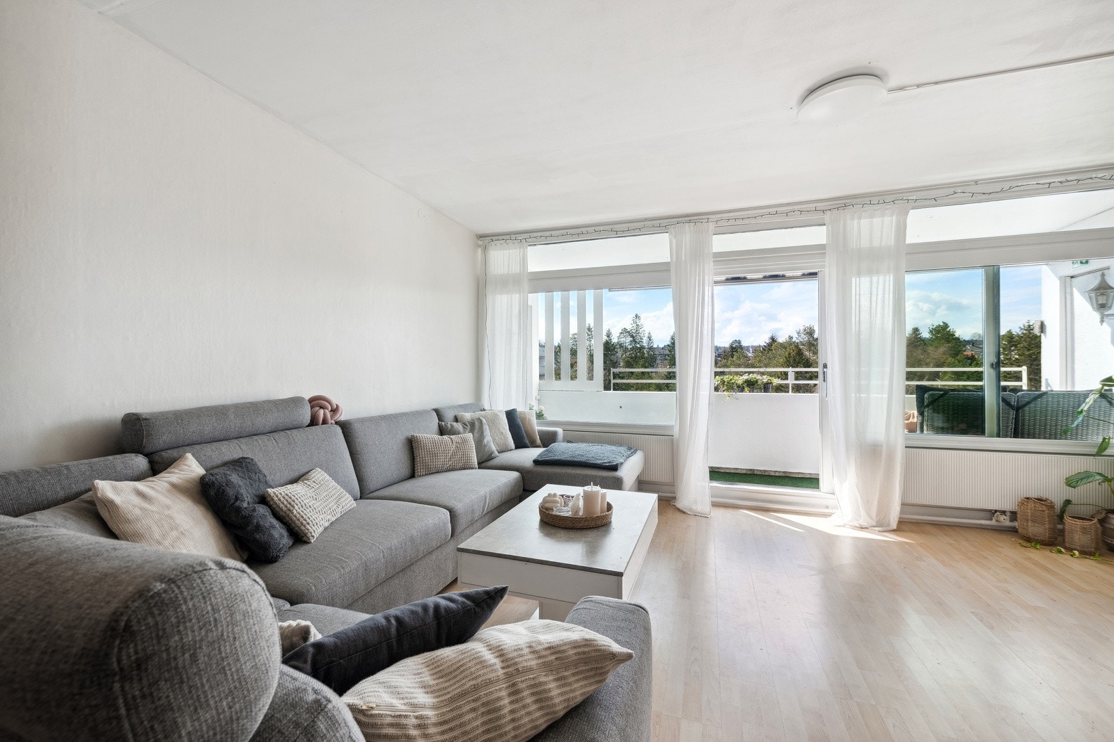 Fantastisk lys og solforhold i stuen med store vindusflater i hele bredden ut mot balkongen. Galleribilde