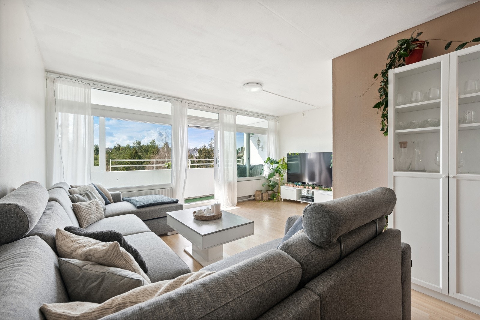 Det er god plass i stuen til å ha både salong og spisestue om du ønsker. Galleribilde