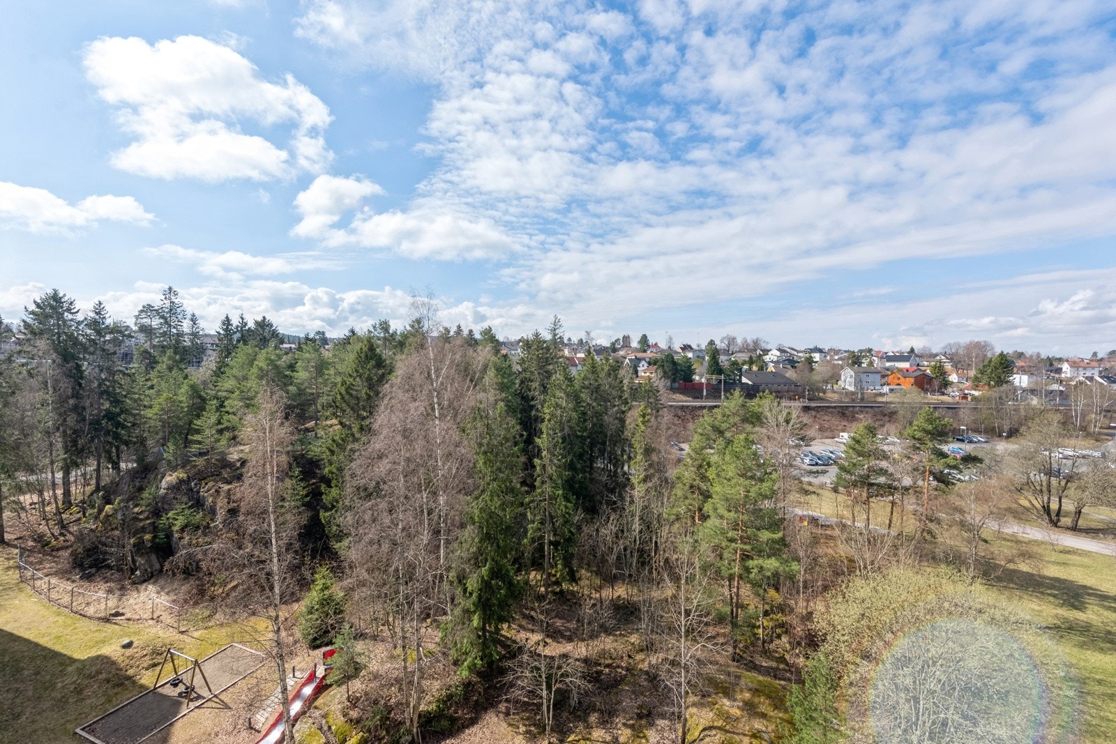 Fritt utsyn over borettslagets fine og velstelte felleområder. Galleribilde