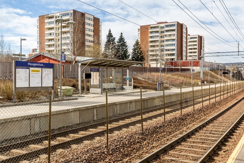 Kun få minutter å gå til Haugenstua stasjon som tar deg til Oslo Sentrum på 12 minutter. Galleribilde