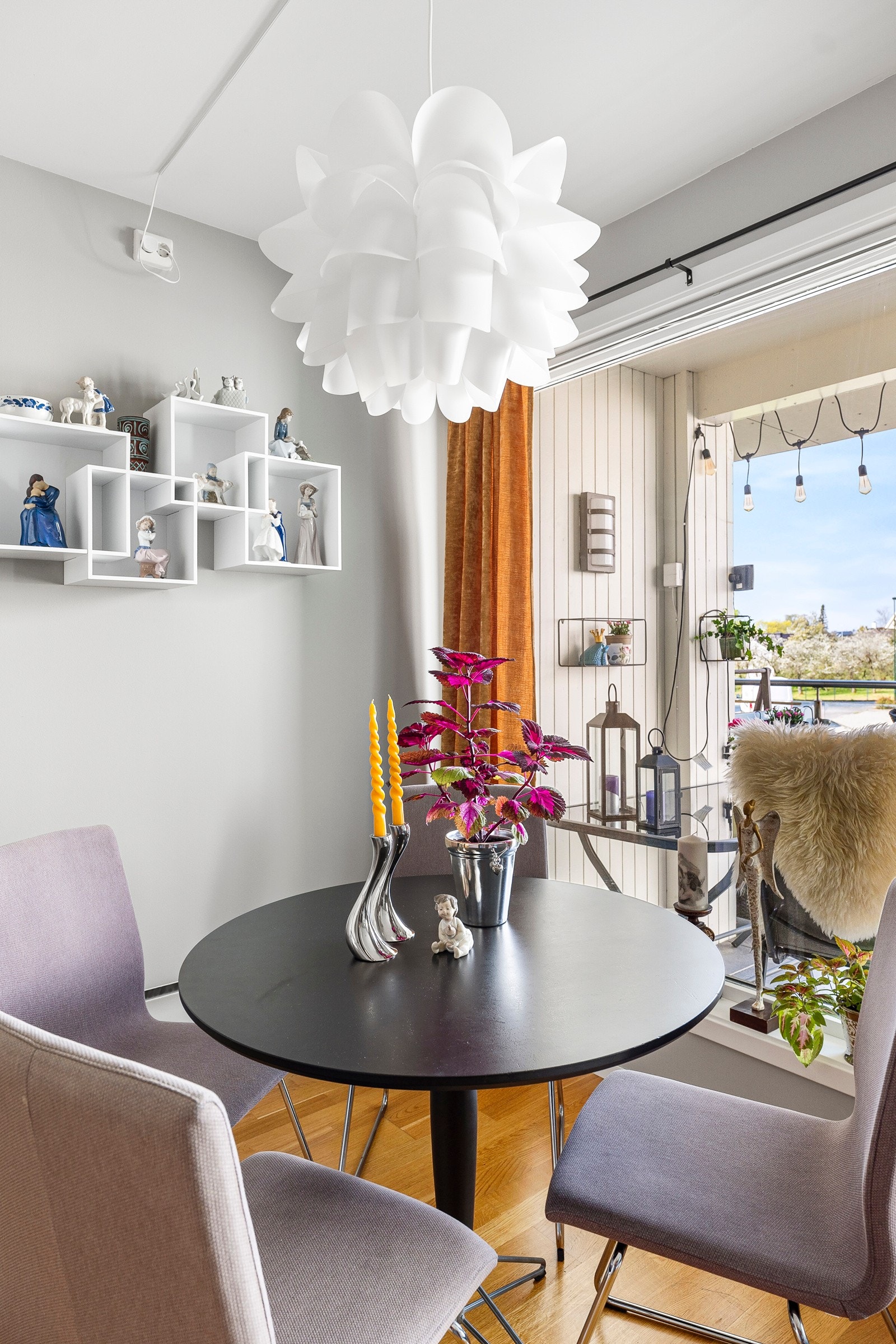 Mellom stuen og kjøkkenet er det god plass til et spisebord, dette er med på å lage et skille mellom kjøkkenet og resten av stuen. Galleribilde