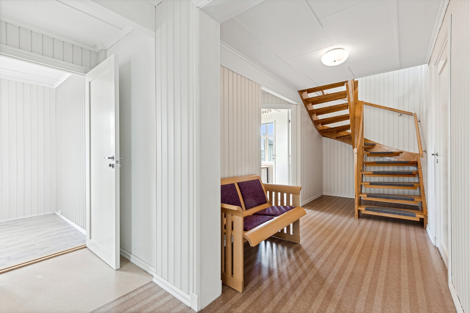 Innvendig trapp til 2. etasje. Galleribilde