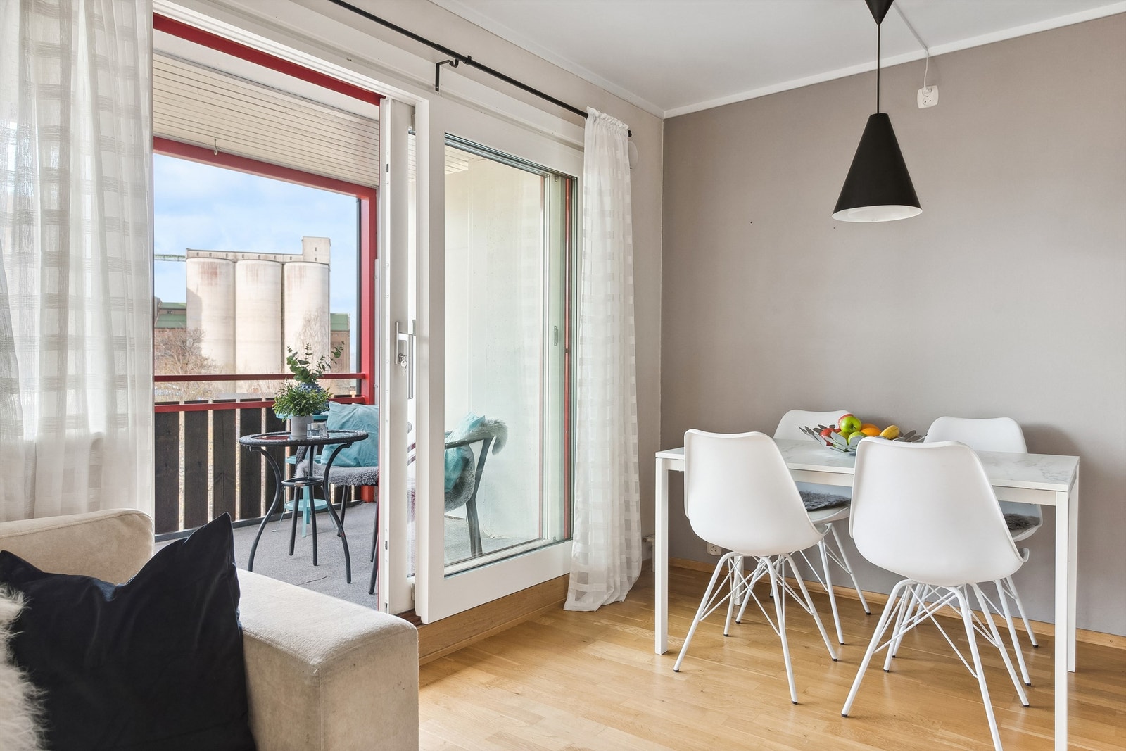 Stue med plass til sittegruppe og spisestue. Galleribilde