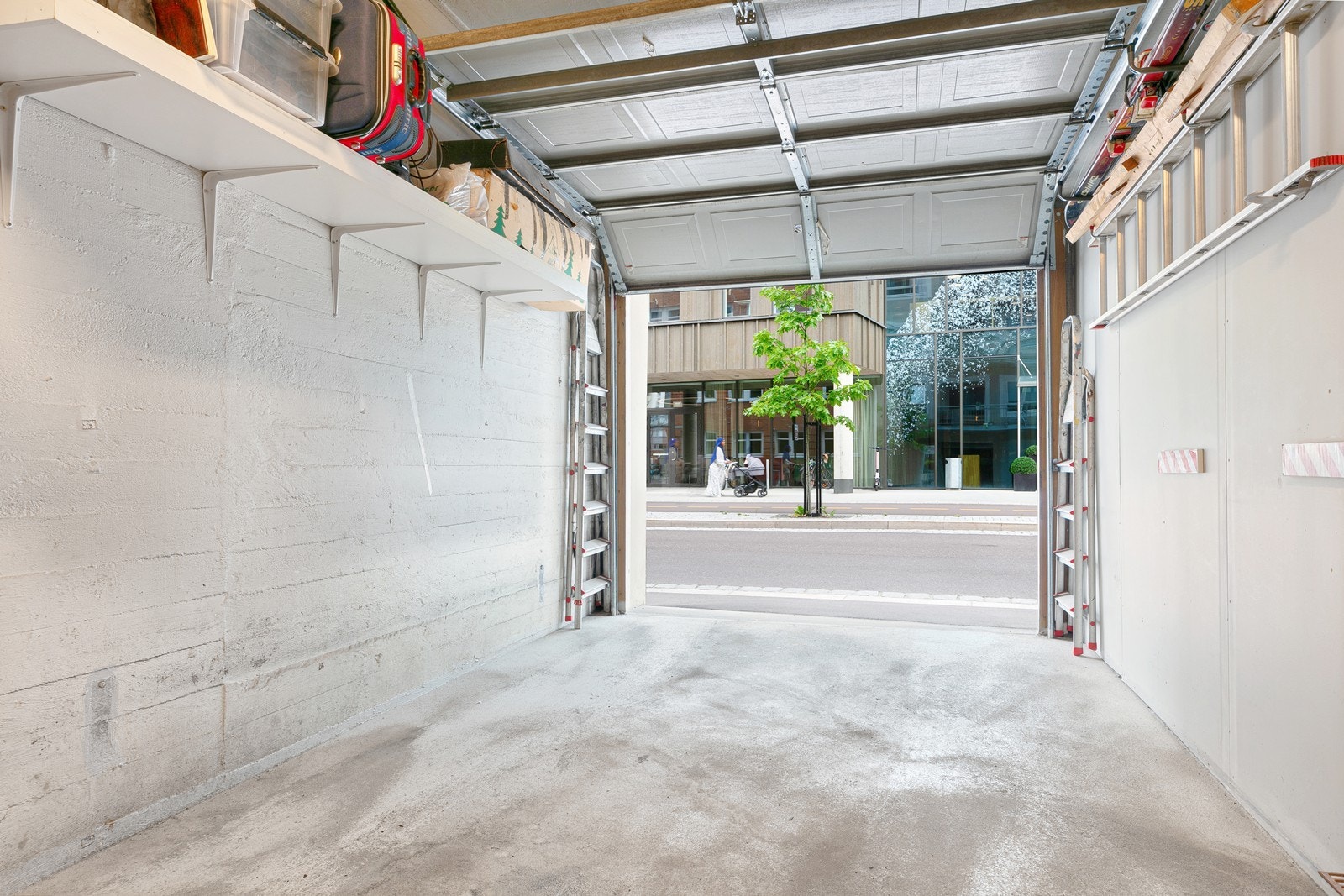 Garasje med automatisk portåpner og god lagringsplass Galleribilde