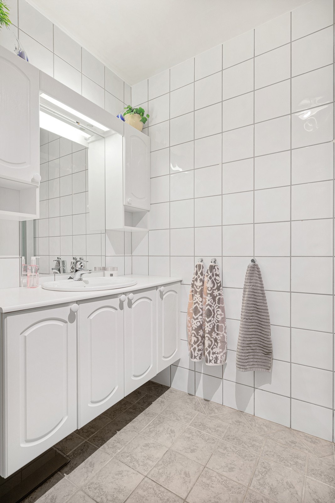 Pen innredning med servant og over og underskap Galleribilde