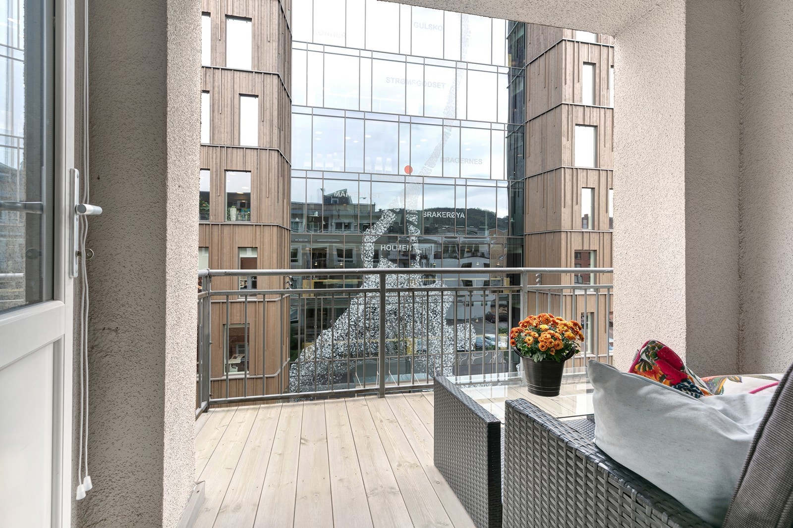 Hyggelig balkong med plass til sittegruppe Galleribilde