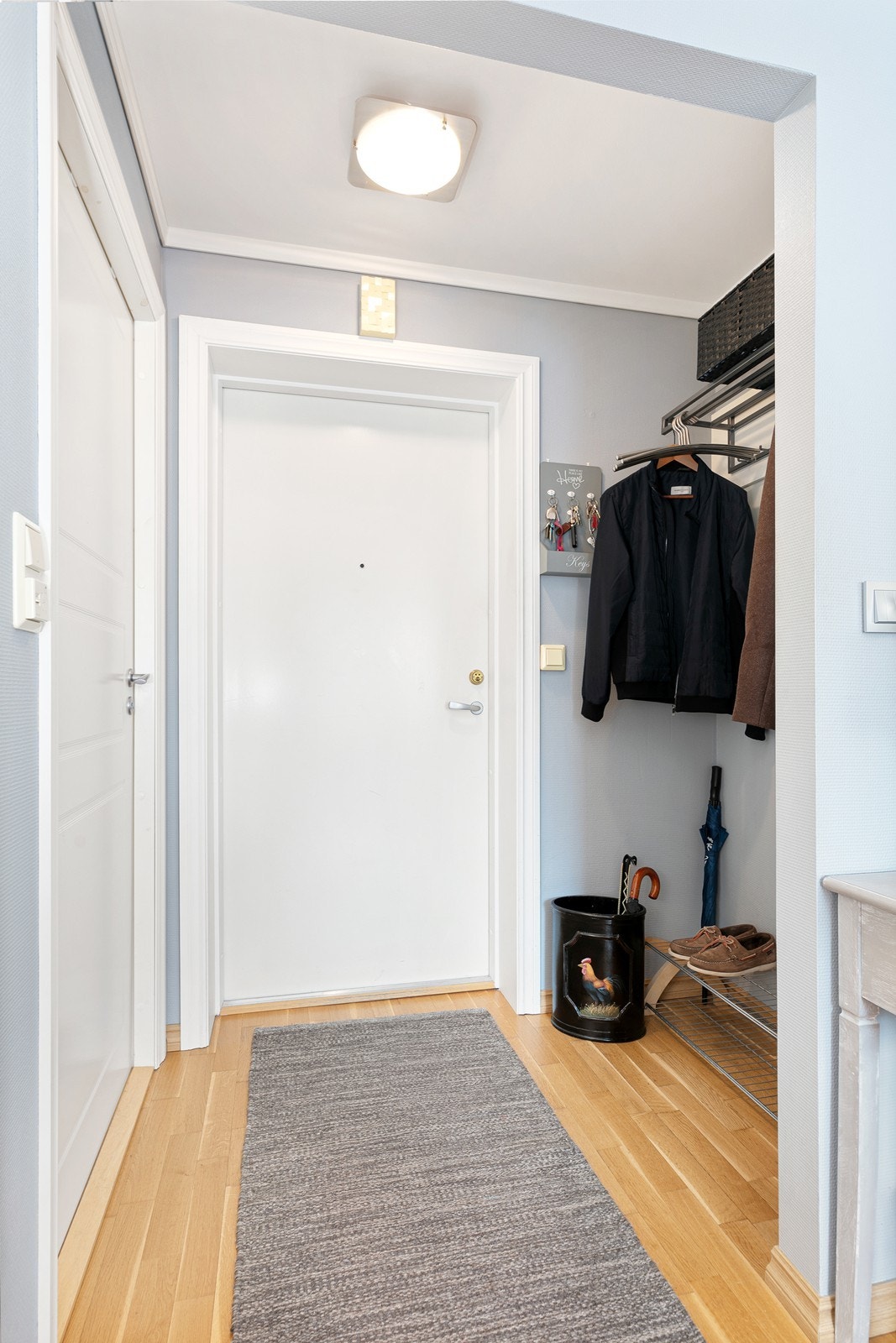 Lys entrè med plass til sko og yttertøy Galleribilde