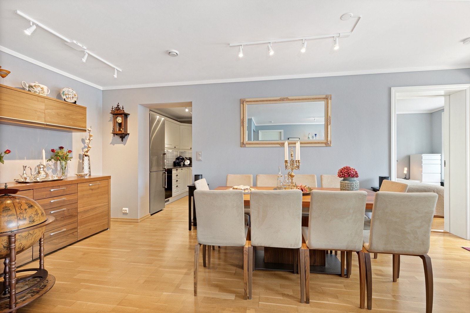 Spisestue med god plass til familie og venner Galleribilde