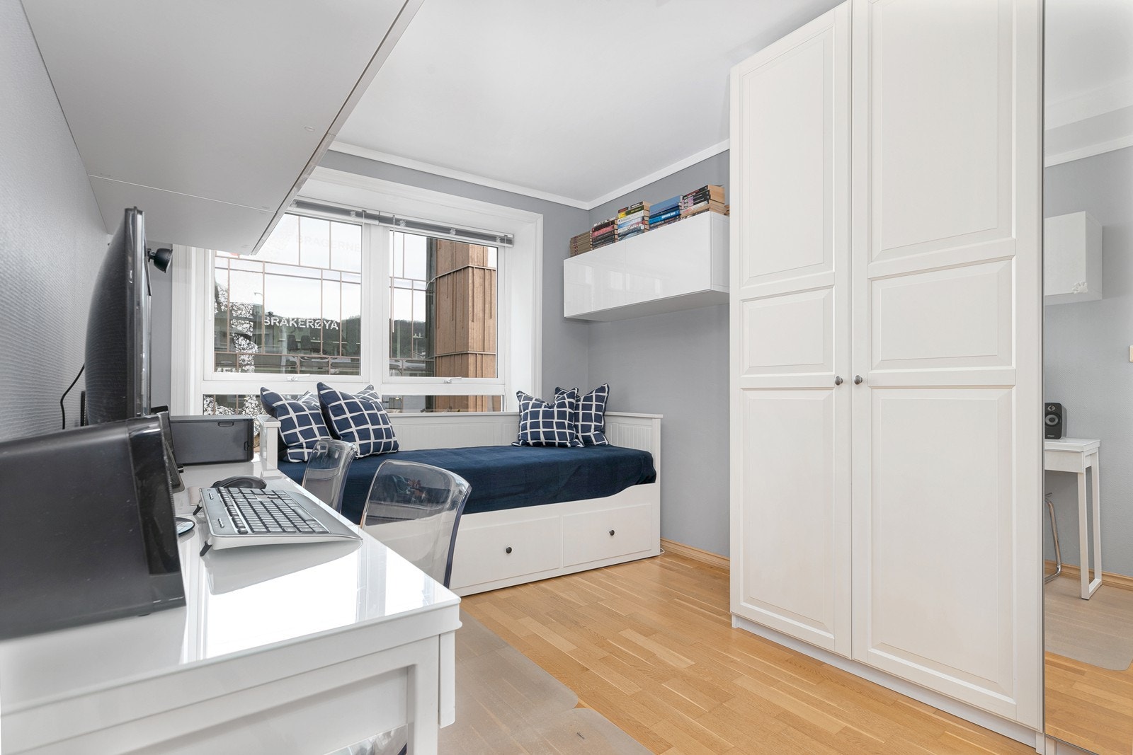 Soverom med plass til seng, garderobe og kontorpult Galleribilde