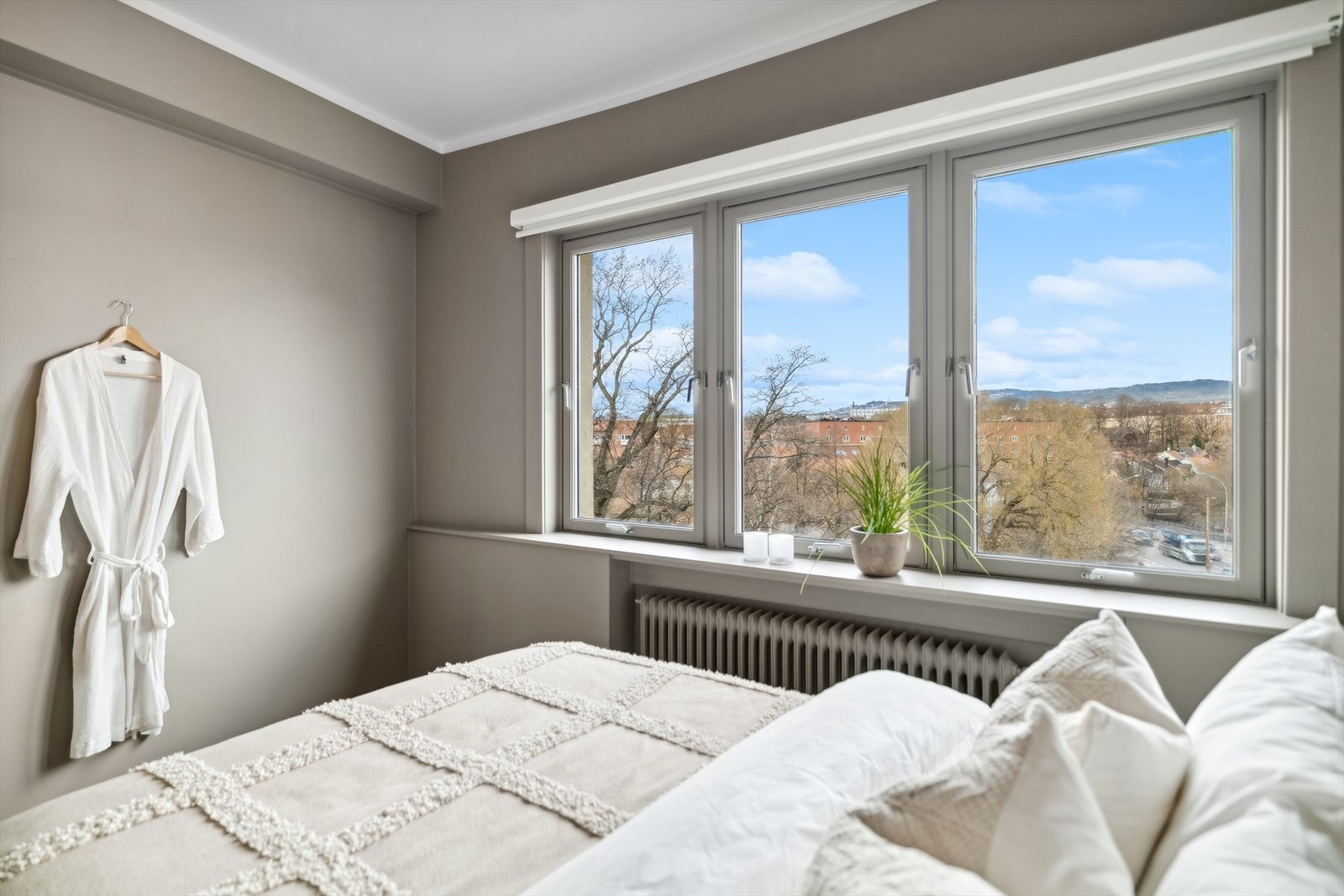 Hovedsoverommet har gode vindusflater som lar dagslyset flomme inn og gir flott utsyn. Galleribilde