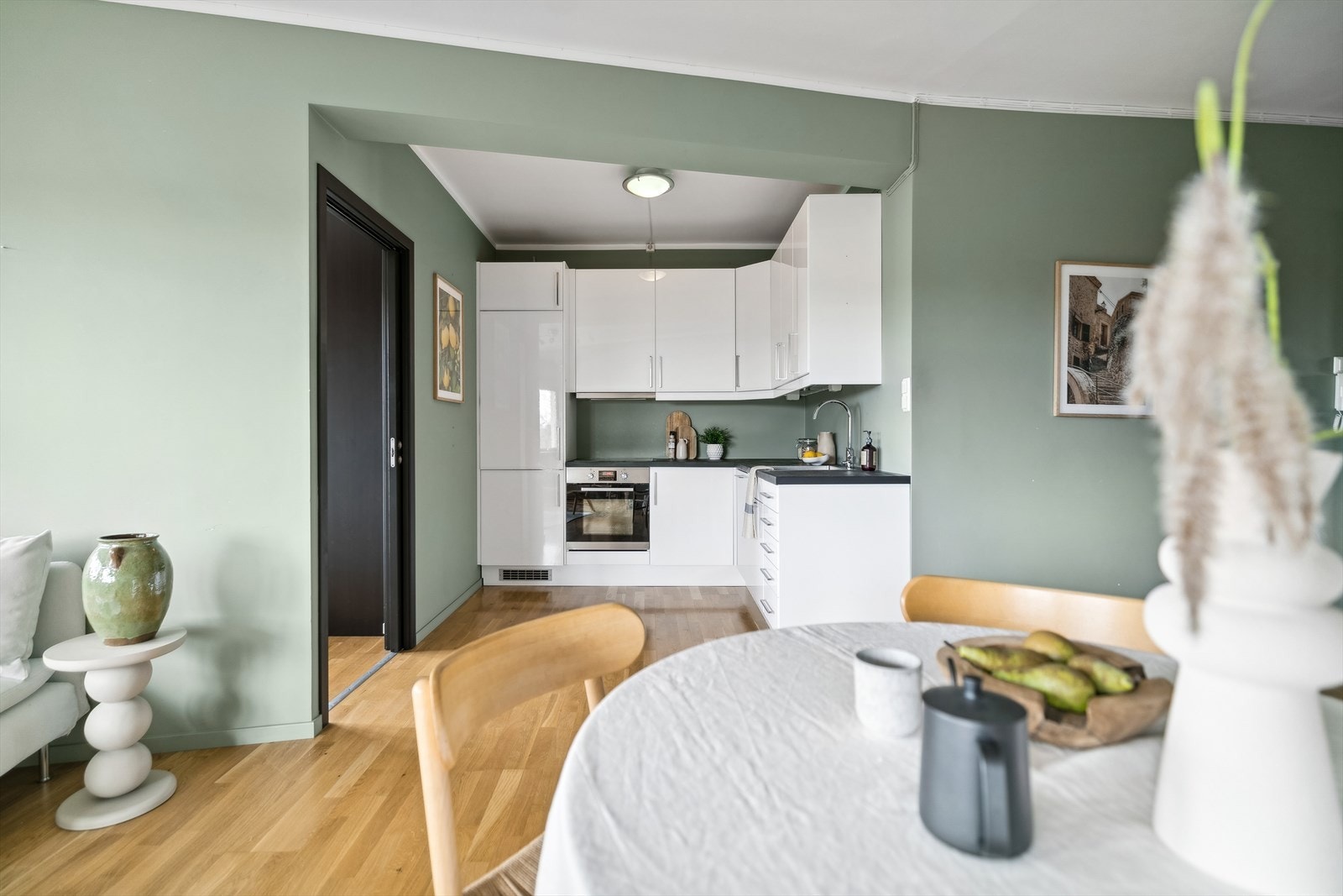 Induksjonstopp, stekeovn, oppvaskmaskin, kjøl/frys og kullfilterventilator er integrert. Galleribilde