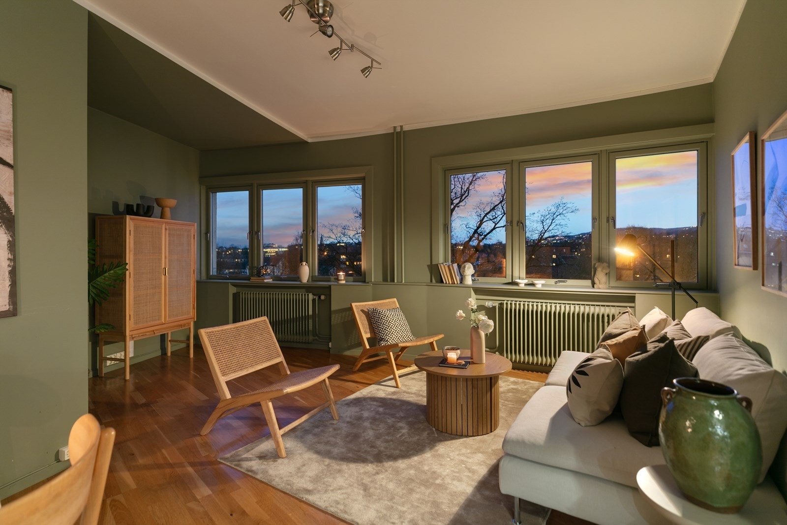 Leiligheten er disponert for å få svært fine solnedganger da leiligheten ligger høyt oppe i høyden. Galleribilde