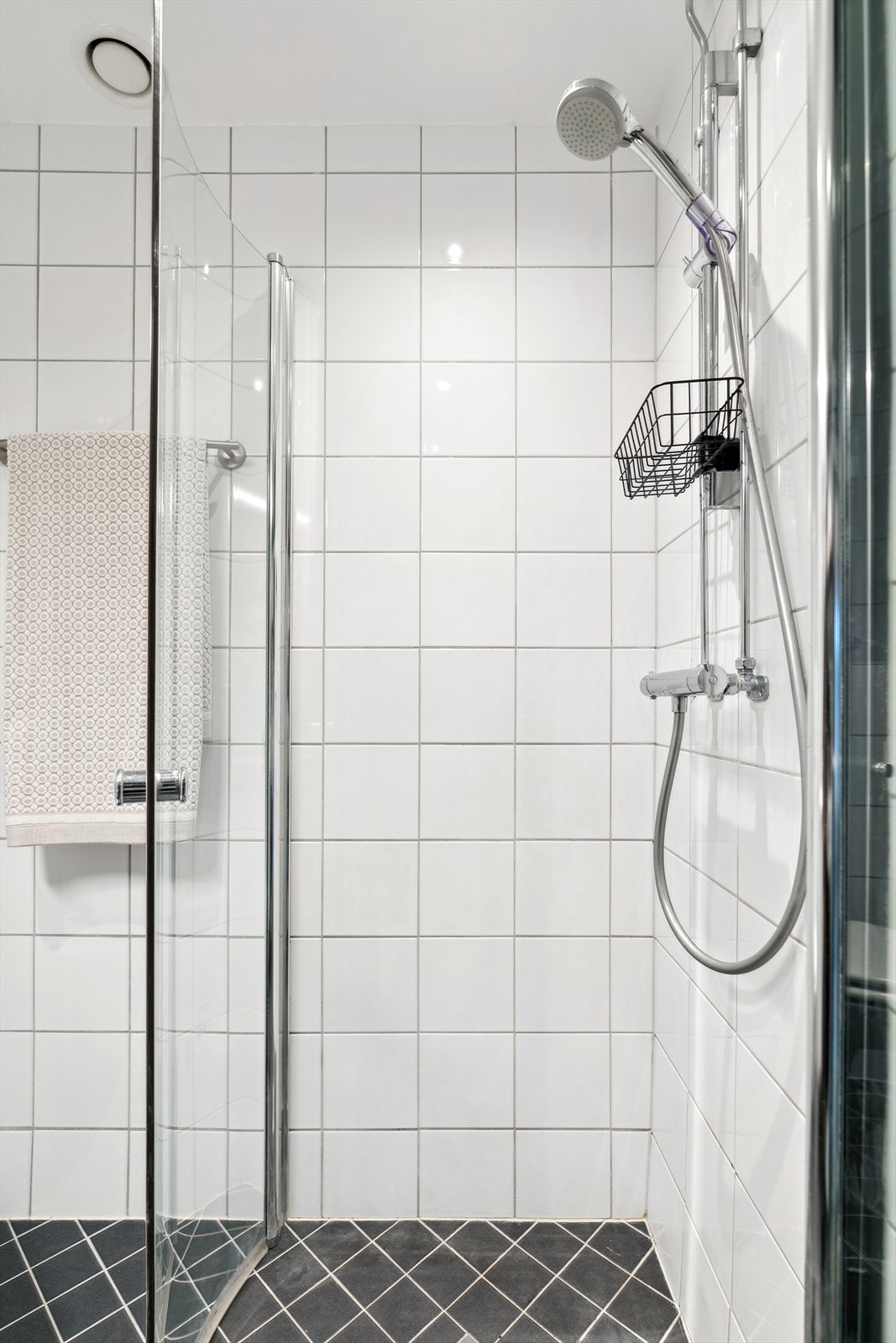 Åpen regnfallsdusj med glassvegg. Galleribilde