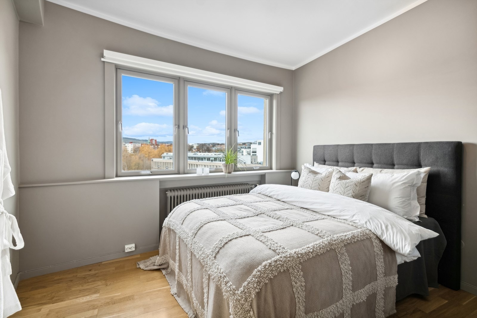 Soverommet er av god størrelse, og har plass til en stor seng, nattbord og kommode m.m. Stort garderobeskap på høyre side av seng på ca. 2m. som medfølger. Galleribilde