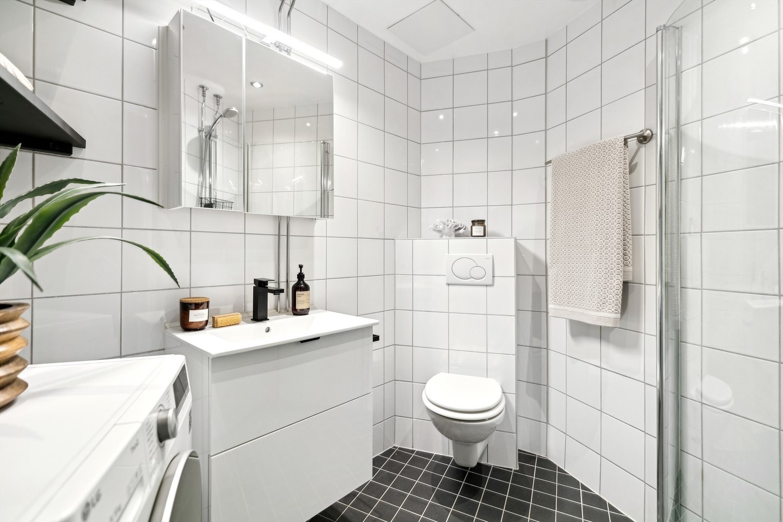 Badet ble pusset opp i regi av borettslaget i 2010 og fikk ny servantinnredning i 2021. Varmekabler i gulv og opplegg for vaskemaskin. Galleribilde
